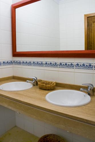 Apartamentos Piramides Apartamentos Pirámides is conveniently located in the popular Playa de las Americas area. The hotel offers guests a range of services and amenities designed to provide comfort and convenience. Take a