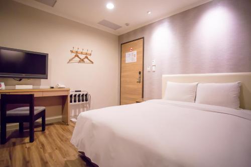 Deluxe Double Room image 10
