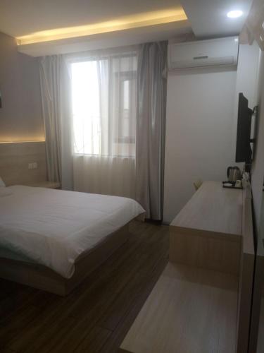 Hi Inn Suzhou Railway Station South Square Hi Inn Suzhou Railway Station South Square is a popular choice amongst travelers in Suzhou, whether exploring or just passing through. Both business travelers and tourists can enjoy the propertys fac