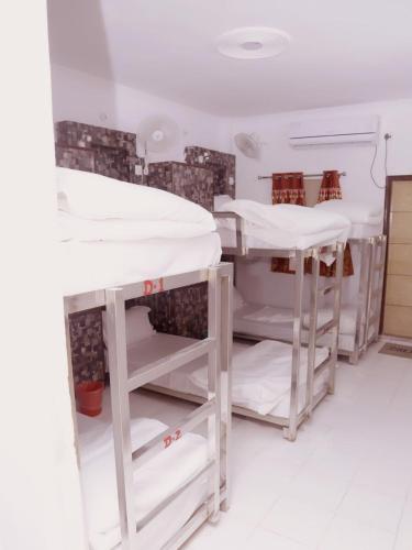 Friends Hostel by Backpackers Heaven- New Delhi Railway Station - Paharganj