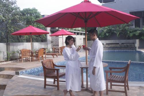 Swimmingpool, Metland Hotel Bekasi near Taman Hutan Kota