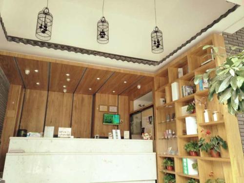 Hi Inn Suzhou Railway Station South Square Hi Inn Suzhou Railway Station South Square is a popular choice amongst travelers in Suzhou, whether exploring or just passing through. Both business travelers and tourists can enjoy the propertys fac