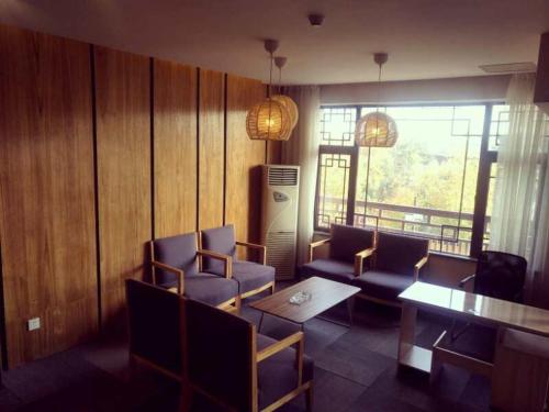 Hi Inn Suzhou Railway Station South Square Hi Inn Suzhou Railway Station South Square is a popular choice amongst travelers in Suzhou, whether exploring or just passing through. Both business travelers and tourists can enjoy the propertys fac