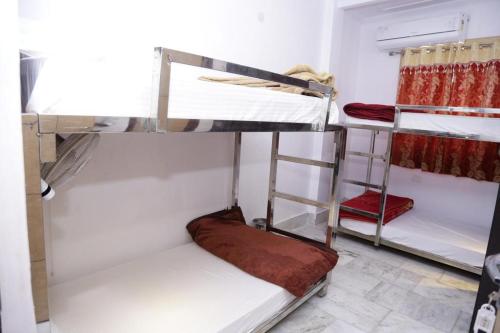 Friends Hostel by Backpackers Heaven- New Delhi Railway Station - Paharganj