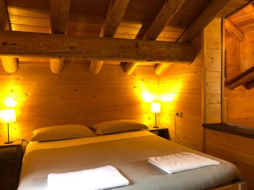 1 queen bed, 2 twin beds