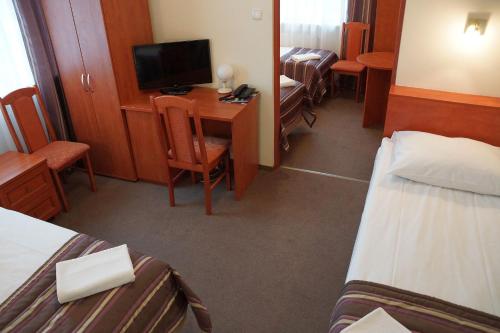 4 twin beds