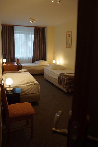 3 twin beds