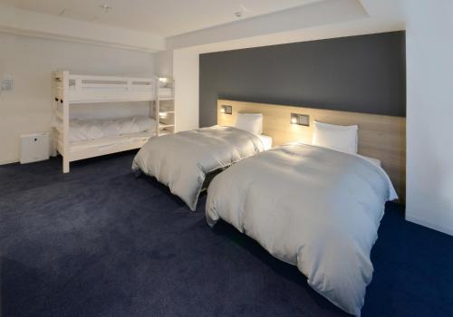 2 twin beds, 2 bunk beds