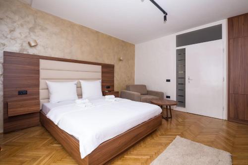 Central Park Apartments - image 2