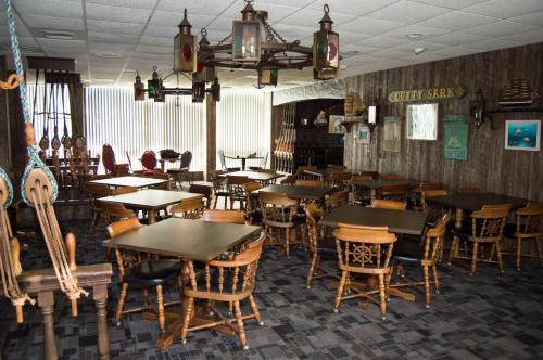 Windjammer Motor Inn 4