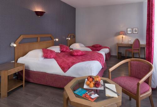 1 double bed, 1 twin bed