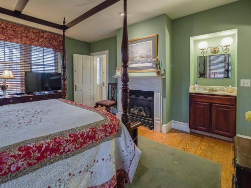 Superior Queen Room with Fireplace and Porch