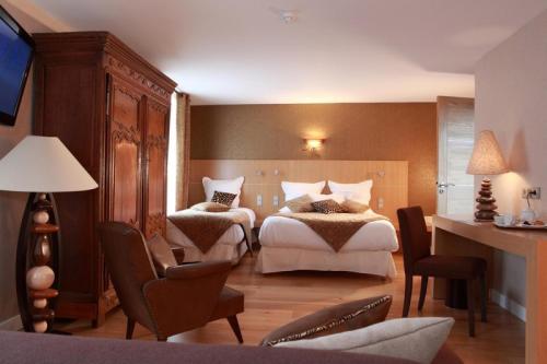 1 queen bed, 1 sofa bed
