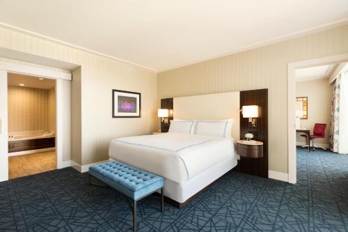 Fairmont Gold One Bedroom Suite, 1 King Bed room in Fairmont Austin Gold Experience