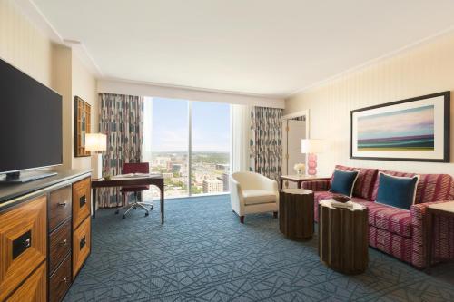 Fairmont Gold One Bedroom Suite, 1 King Bed image 2