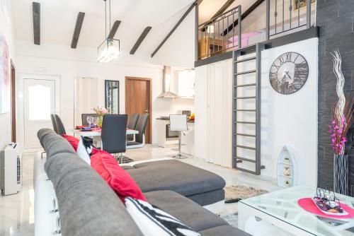 Tranquility and Nature in 4 Bedroom with Sea View Tranquility and Nature in 4 Bedroom with Sea View