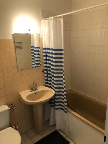 Bathroom, Sleep in Paris - Pontault in Pontault-Combault
