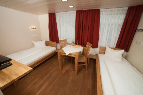2 twin beds