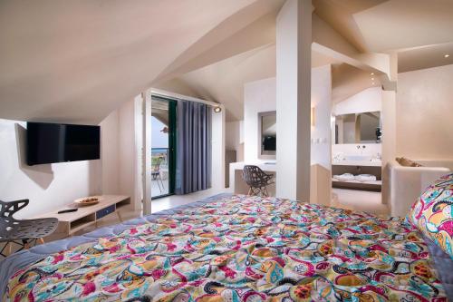 Ocean Beach Hotel - image 9