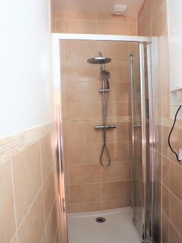 Studio moderne, hypercentre de Cholet, arrivée autonome !