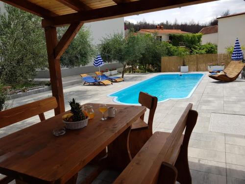  Apartment Ivanda with Private Pool, Pension in Podstrana