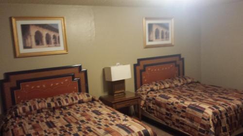 2 queen beds, 1 sofa bed