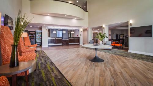 Best Western Plus Bay City Inn & Suites