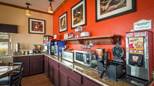 SureStay Hotel by Best Western Floresville - image 7