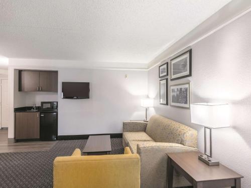 One-Bedroom King Suite - Non-Smoking