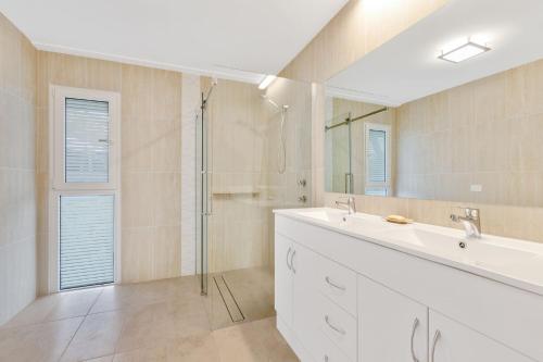 Ducha, Pier 26 Coastal Retreat in Copacabana