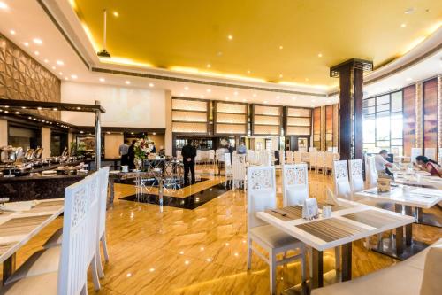 Restaurant, Golden Chariot Vasai - Hotel and Spa in Vasai