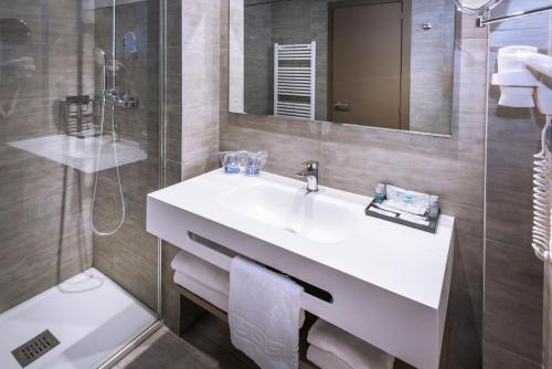 Hotel Acqua Set in a prime location of Salou, Hotel Acqua puts everything the city has to offer just outside your doorstep. The property offers a wide range of amenities and perks to ensure you have a great time.