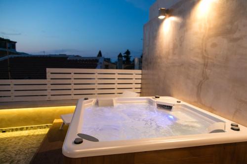 Jacuzzi Suite In The Heart Of OldTown