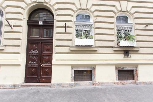 Susan Apartment - image 2