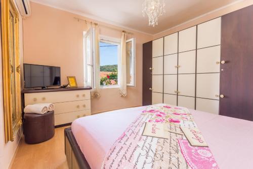 Tia room