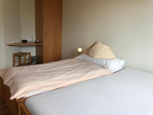2 twin beds