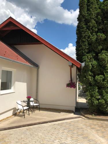 Exterior view, White Crow House in Hévíz