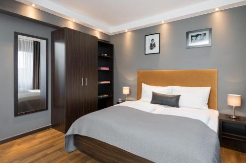 Hotel Dusseldorf Mitte Hotel Düsseldorf Mitte is conveniently located in the popular City Center area. The property offers a high standard of service and amenities to suit the individual needs of all travelers. 24-hour fro