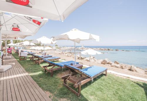  White stone apartment, seafront in Zante town in Akrotiri