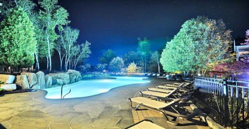 スイミングプール, シャトー ボーヴァロン (Chateau Beauvallon) in モン トランブラン（QC）