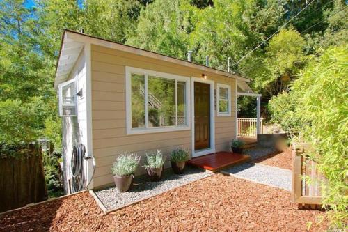 . Downtown Cottage in the Woods