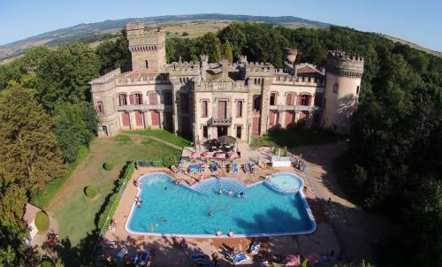 Chateau-camping la Grange Fort, 63500 Les Pradeaux - Accommodation