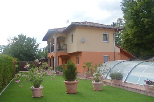  Granada Medencés Apartmanház, Ferienwohnung in Szántód