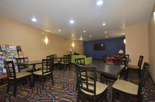 Ramada by Wyndham Santa Fe - image 6