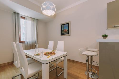 City Apartments - image 12
