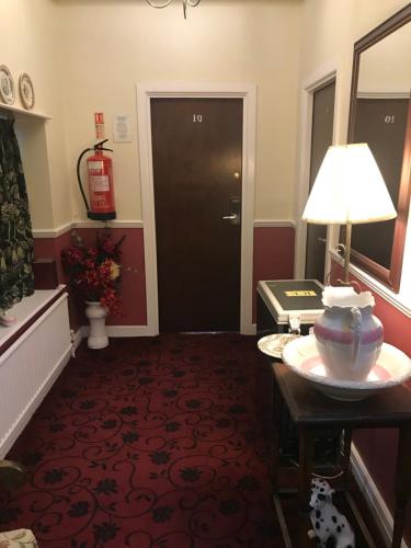 Barons Court Hotel - image 5
