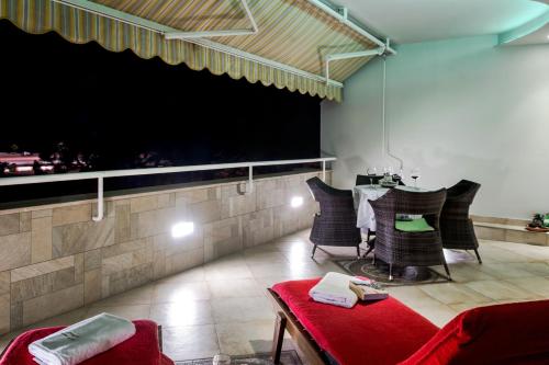 Luxury Seaside Apartment - main image
