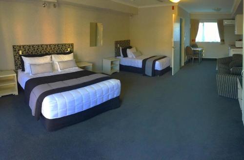1 queen bed, 1 twin bed