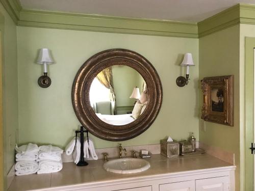 Admiral Farragut Inn - image 10