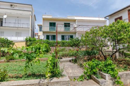  Apartment Grabo Ivanica, Ferienwohnung in Primošten